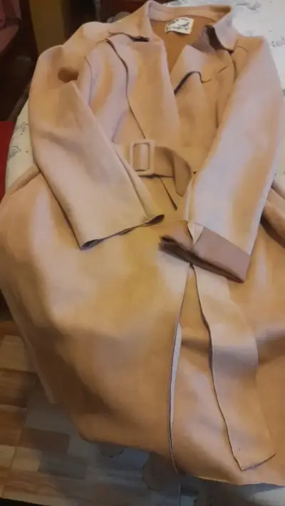 Abrigo largo beige con cinturón - miniatura 1