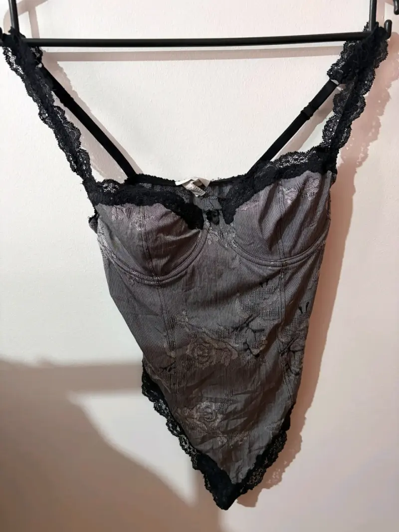 Body Lencero de encaje negro y gris