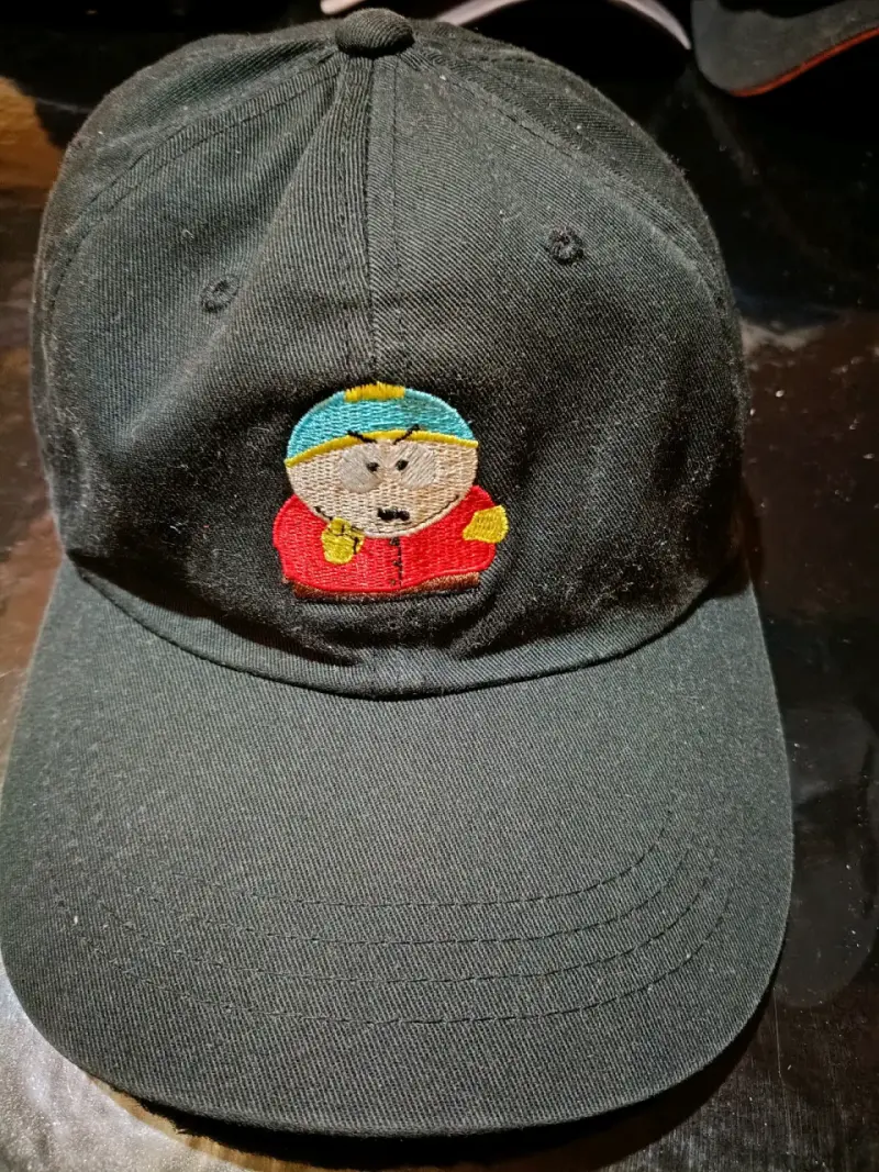Gorra negra con diseño bordado de personaje - 1