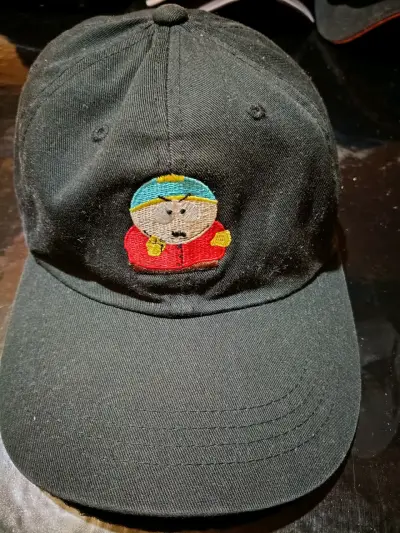 Gorra negra con diseño bordado de personaje - miniatura 1