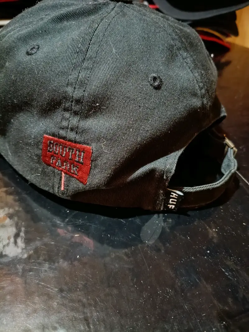 Gorra negra con diseño bordado de personaje - 2