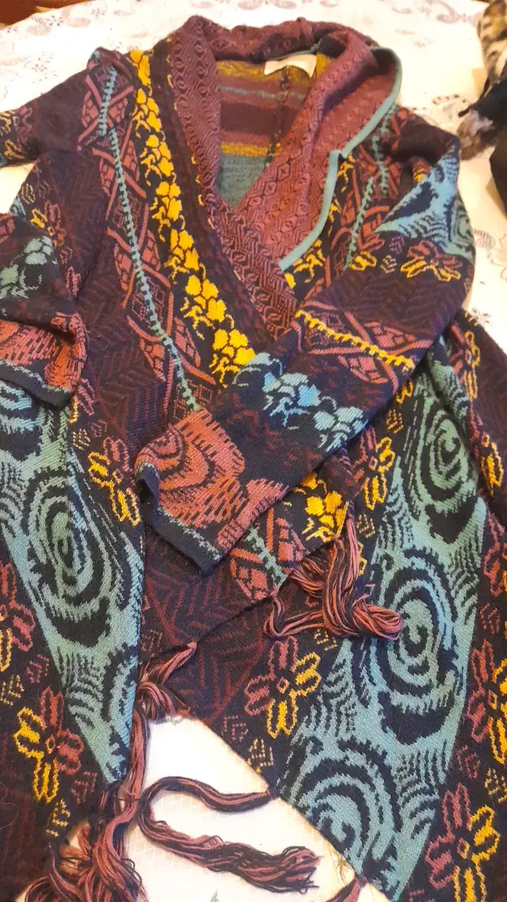 Poncho artesanal multicolor con flecos