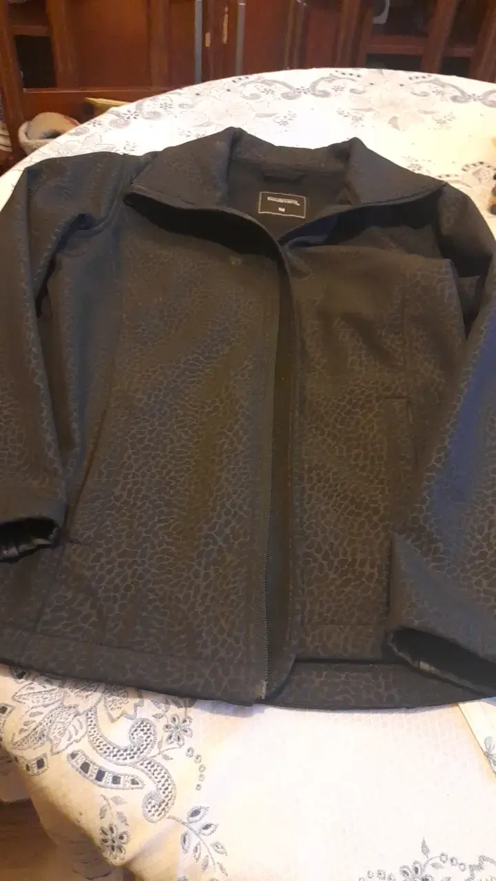 Chaqueta negra con diseño texturizado