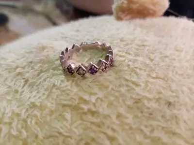 Anillo de plata con piedras moradas - miniatura 1