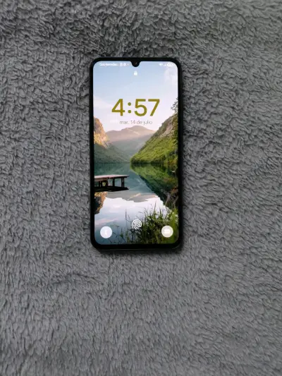 Smartphone con pantalla grande y diseño moderno - miniatura 1