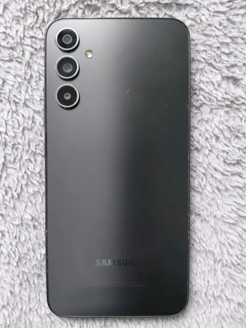 Smartphone con pantalla grande y diseño moderno - 2