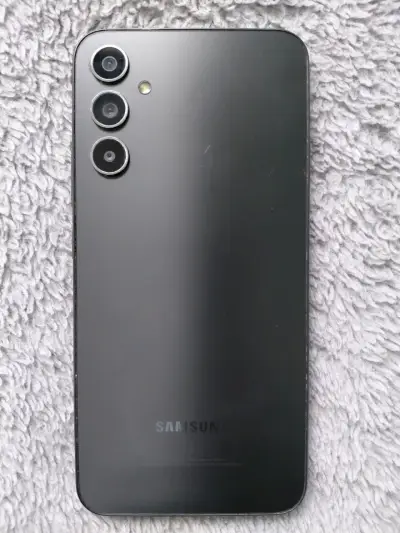 Smartphone con pantalla grande y diseño moderno - miniatura 2