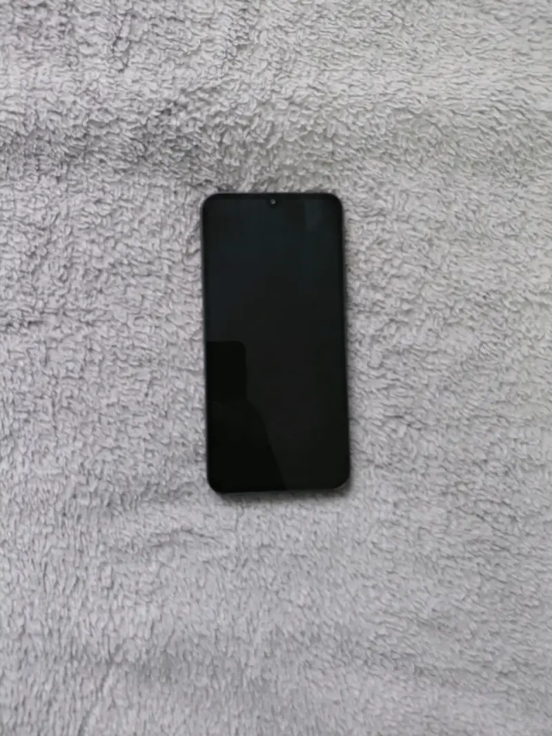Smartphone con pantalla grande y diseño moderno - 3