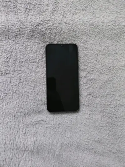 Smartphone con pantalla grande y diseño moderno - miniatura 3