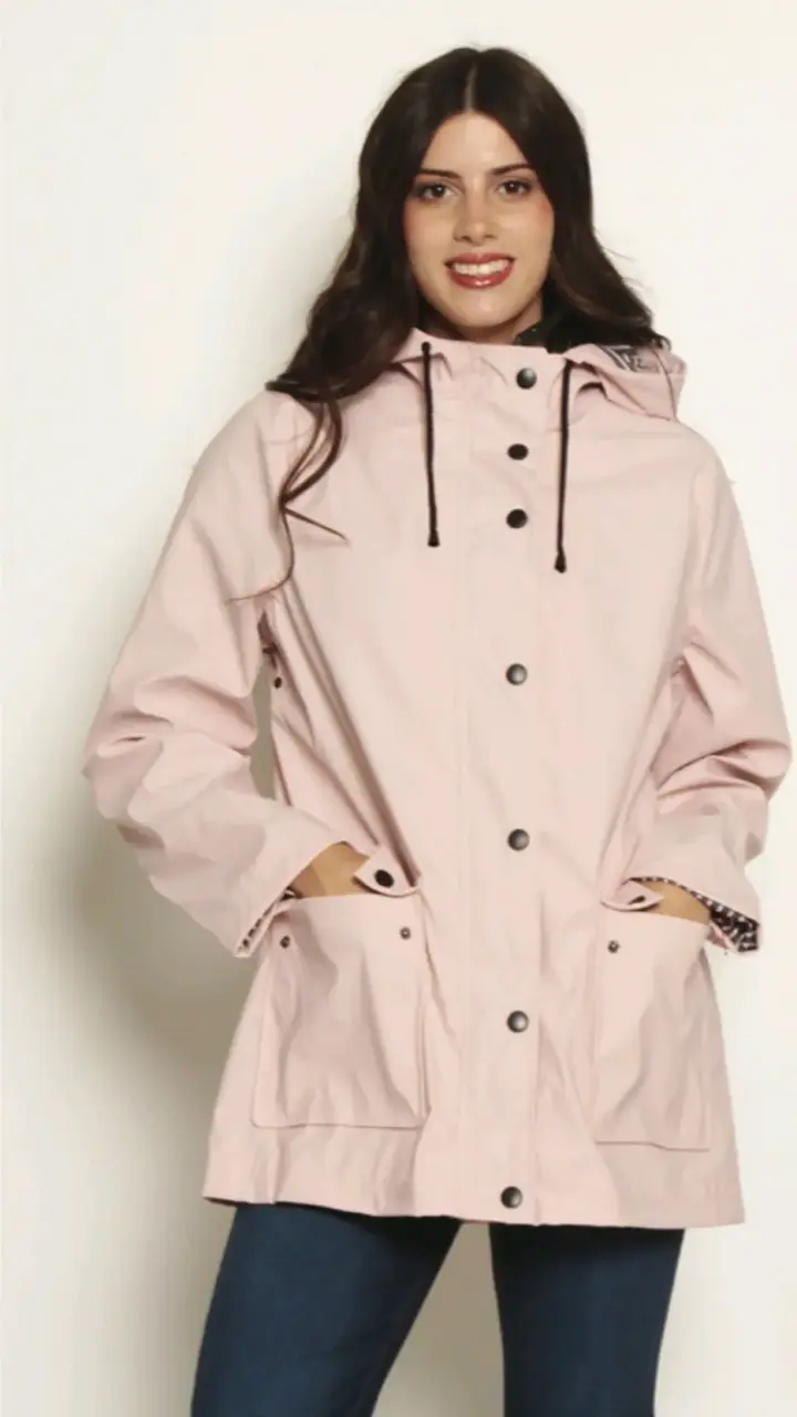 Chaqueta impermeable rosa con capucha - 1