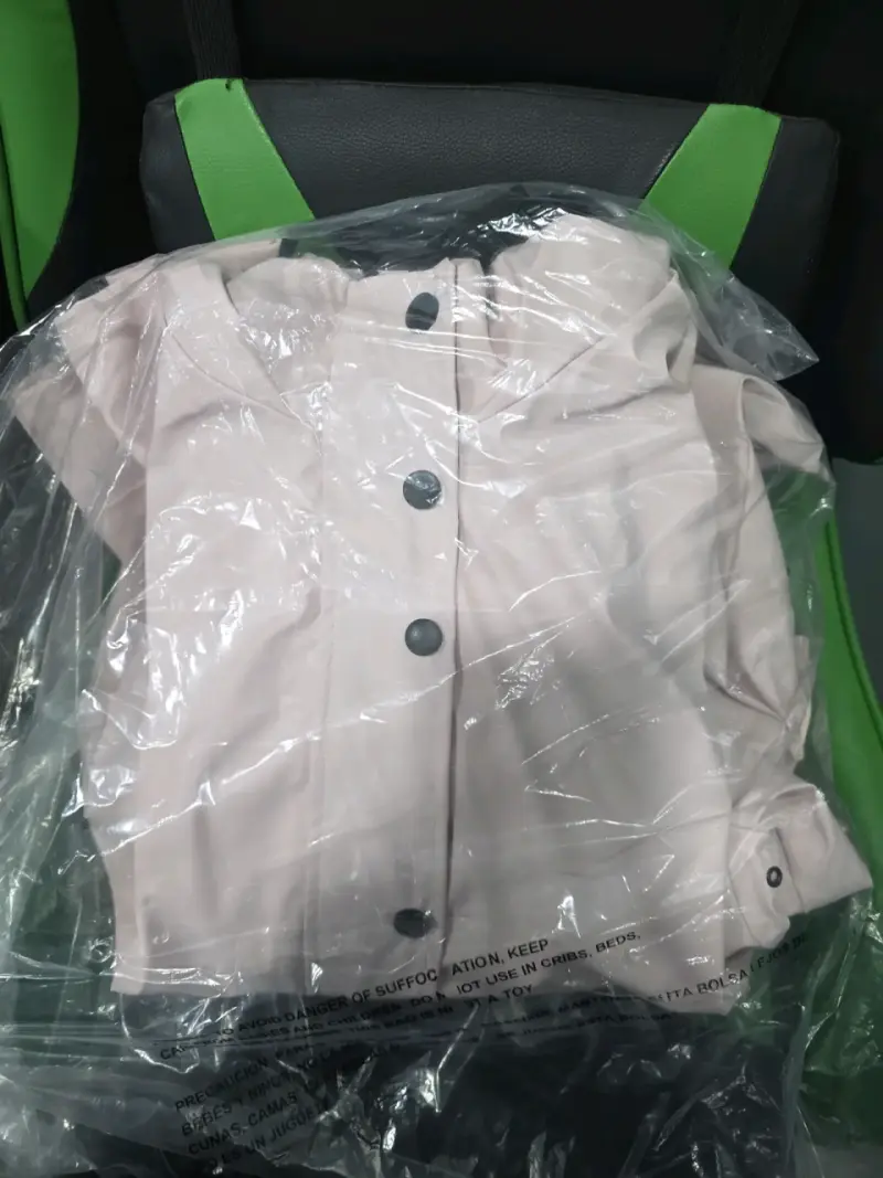 Chaqueta impermeable rosa con capucha - 3