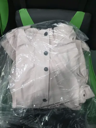 Chaqueta impermeable rosa con capucha - miniatura 3