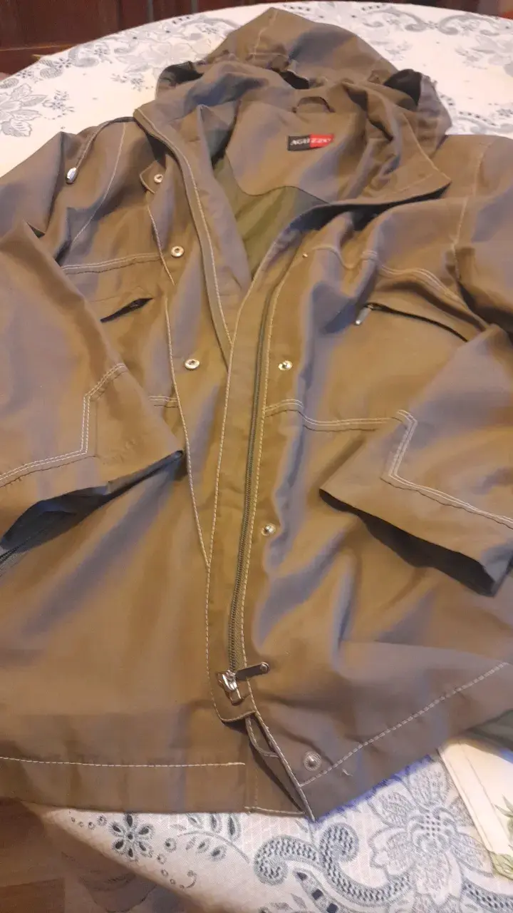 Chaqueta impermeable color caqui con capucha