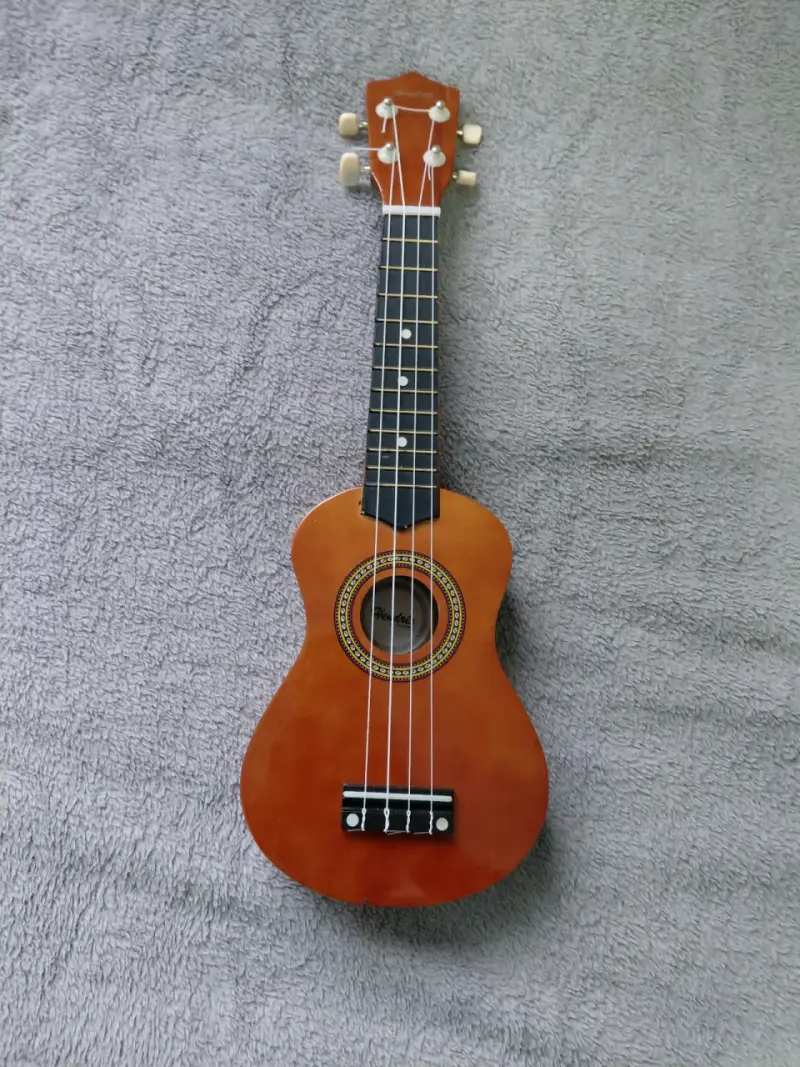 Ukulele acústico de madera color natural - 1