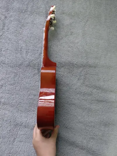 Ukulele acústico de madera color natural - miniatura 2