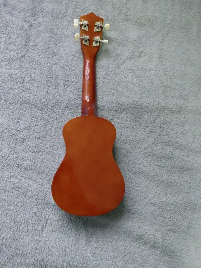 Ukulele acústico de madera color natural - miniatura 3