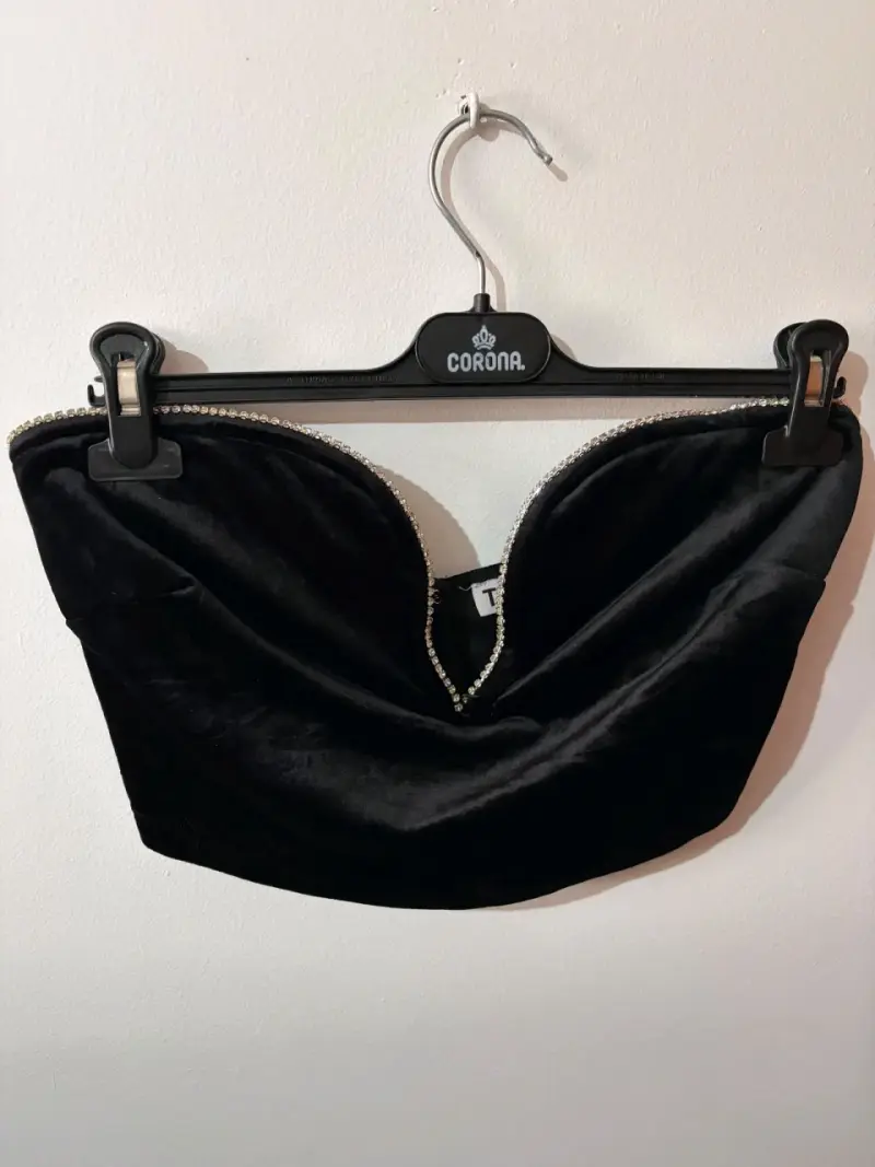 Top strapless negro con detalles brillantes