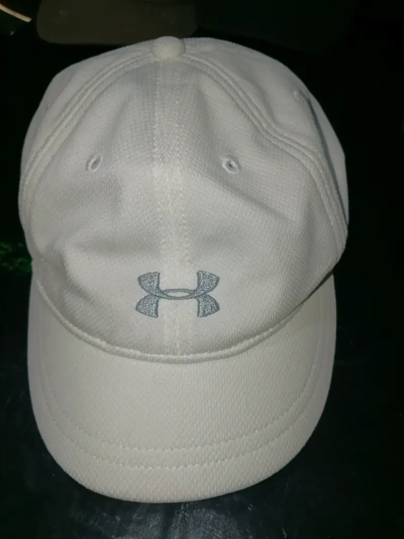 Gorra Under Armour blanca deportiva - 1