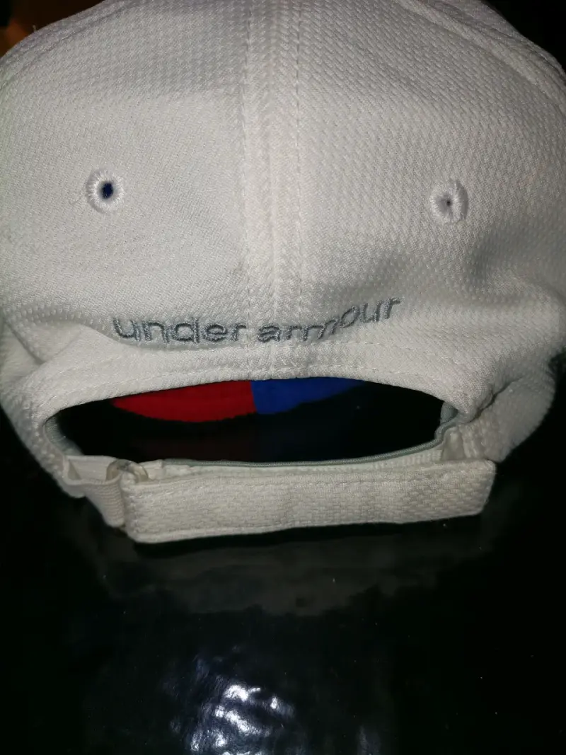 Gorra Under Armour blanca deportiva - 2