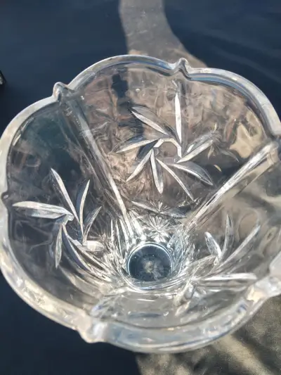 Florero de cristal tallado elegante - miniatura 2