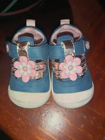 Zapatos de bebé azul con flor rosa - miniatura 1