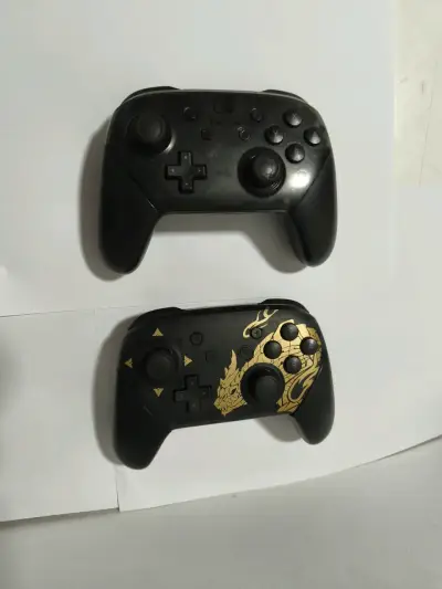 Pro Controller Original + 1 genérico (Nintendo) - miniatura 1