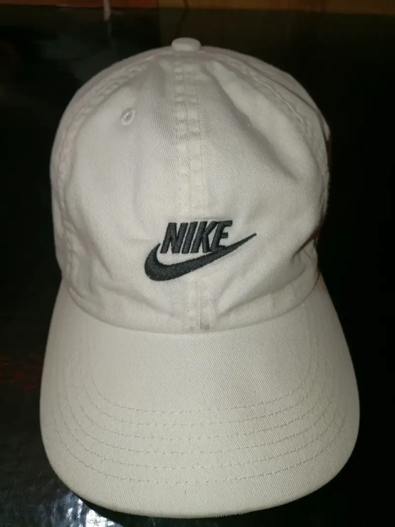 Gorra Nike beige con logo bordado - 1