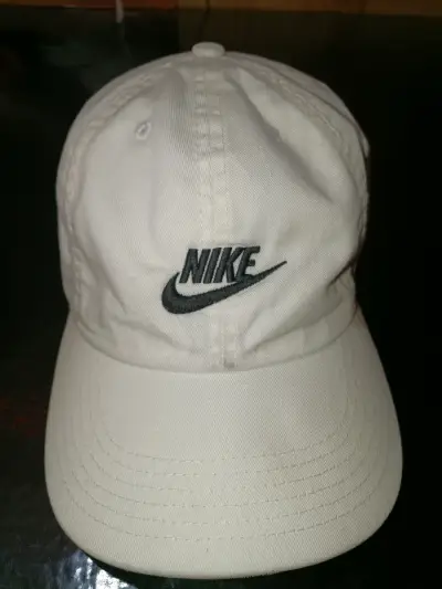 Gorra Nike beige con logo bordado - miniatura 1