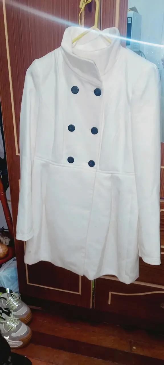 Abrigo blanco de mujer con botones - 1