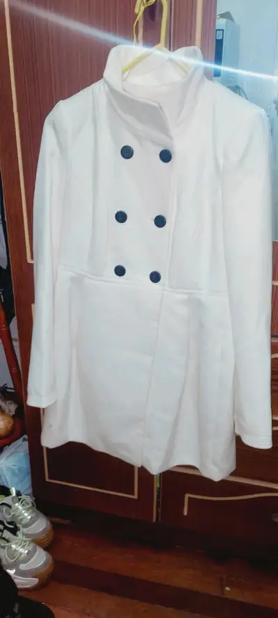 Abrigo blanco de mujer con botones - miniatura 1