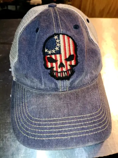 Gorra de mezclilla con calavera bordada - miniatura 1