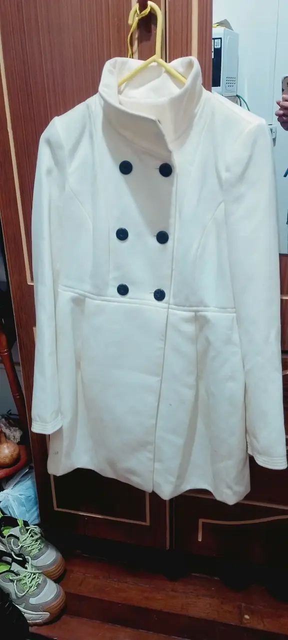 Abrigo blanco de mujer con botones - 2