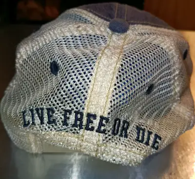 Gorra de mezclilla con calavera bordada - miniatura 2
