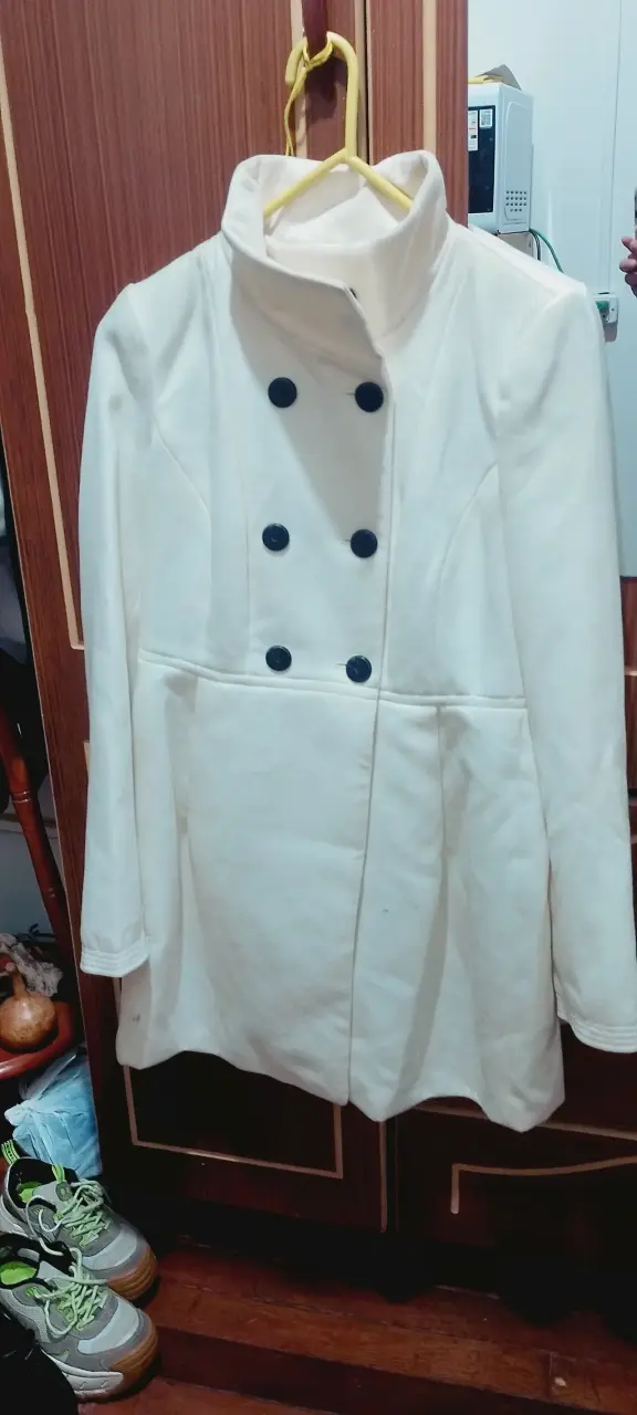 Abrigo blanco de mujer con botones - 3