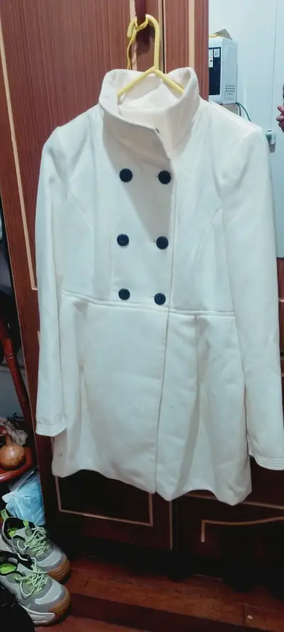 Abrigo blanco de mujer con botones - miniatura 3