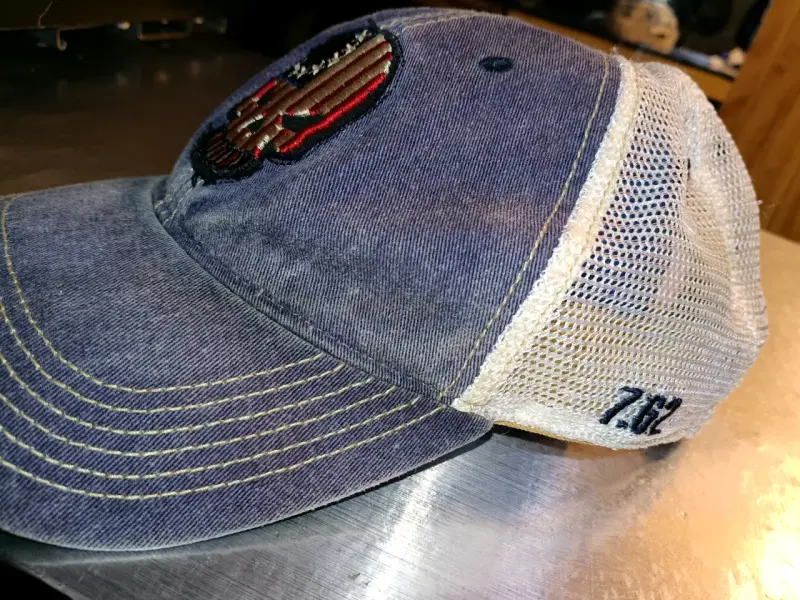 Gorra de mezclilla con calavera bordada - 3