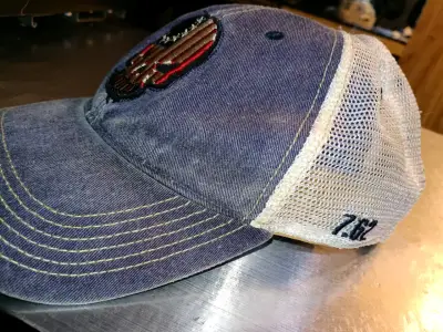 Gorra de mezclilla con calavera bordada - miniatura 3