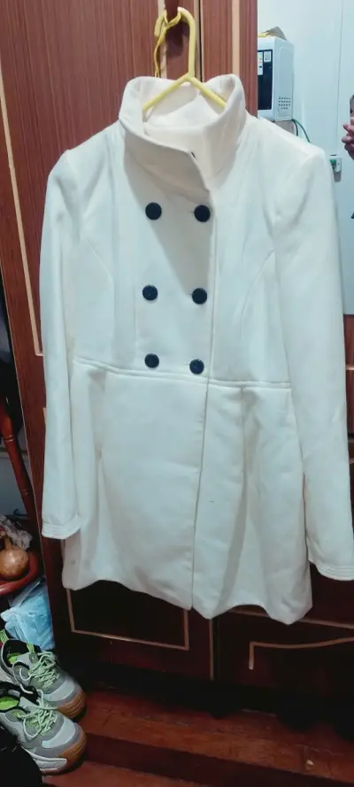 Abrigo blanco de mujer con botones - miniatura 4