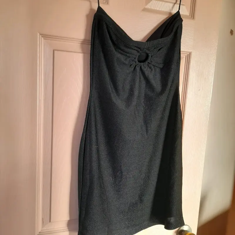 Vestido negro elegante con detalle de aro - 1