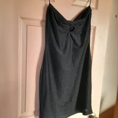 Vestido negro elegante con detalle de aro - miniatura 1