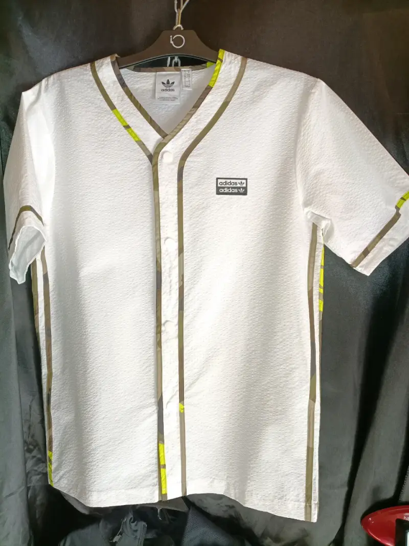 Camisa deportiva blanca con detalles verdes - 2