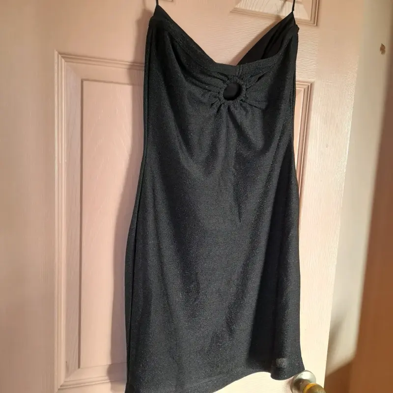 Vestido negro elegante con detalle de aro - 2