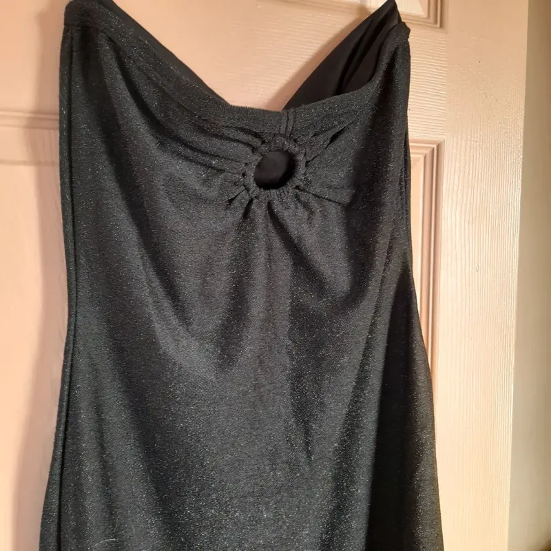 Vestido negro elegante con detalle de aro - 3