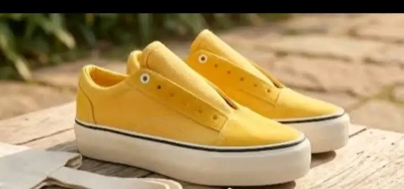 Zapatillas amarillas sin cordones casuales