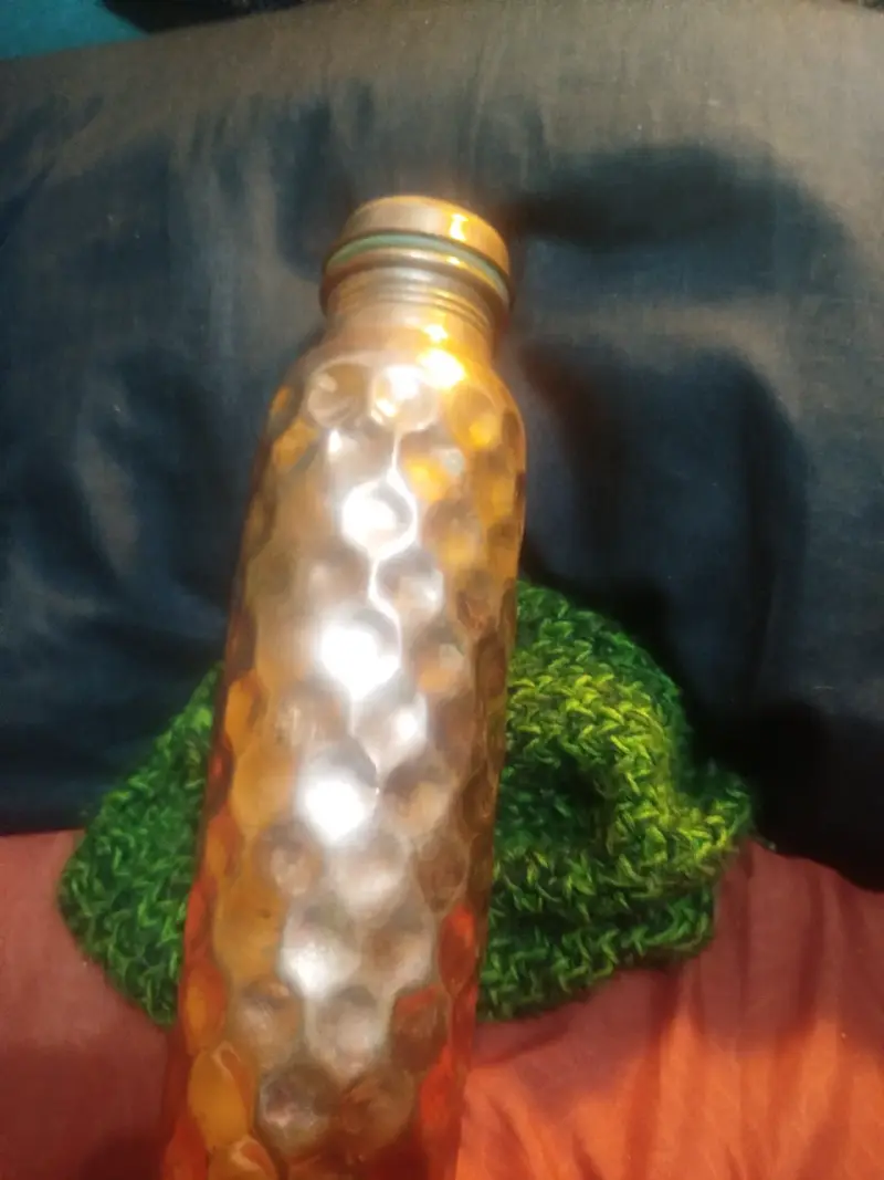 Botella de cobre con diseño hexagonal