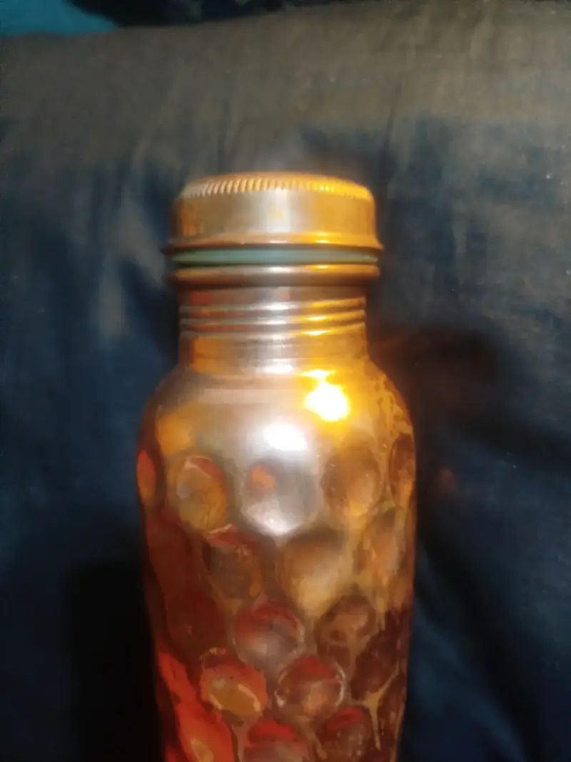 Botella de cobre con diseño hexagonal - 2