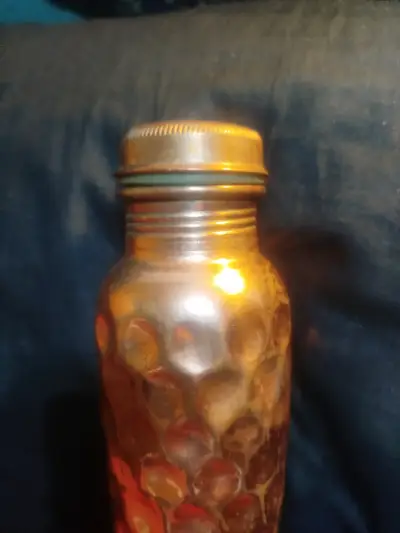 Botella de cobre con diseño hexagonal - miniatura 2