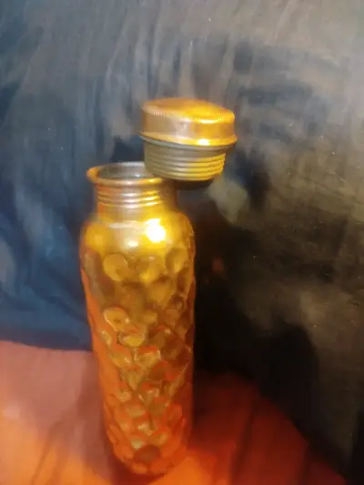 Botella de cobre con diseño hexagonal - miniatura 4
