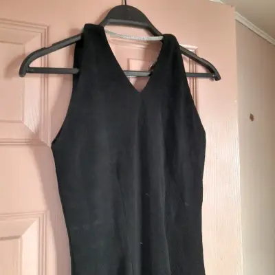 Vestido negro sin mangas elegante - miniatura 1