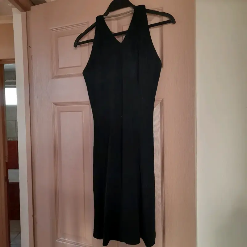 Vestido negro sin mangas elegante - 2